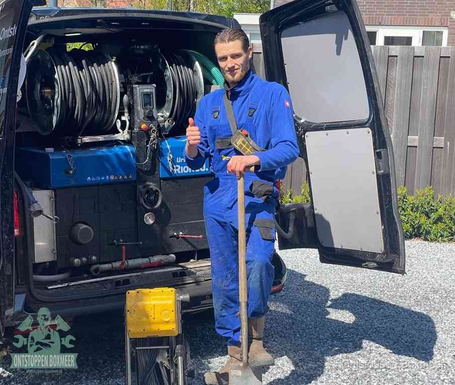 Een tevreden monteur met opgestoken duim naast de bestelbus, slim ingrijpen bespaart kosten bij een verstopte afvoer in Boxmeer