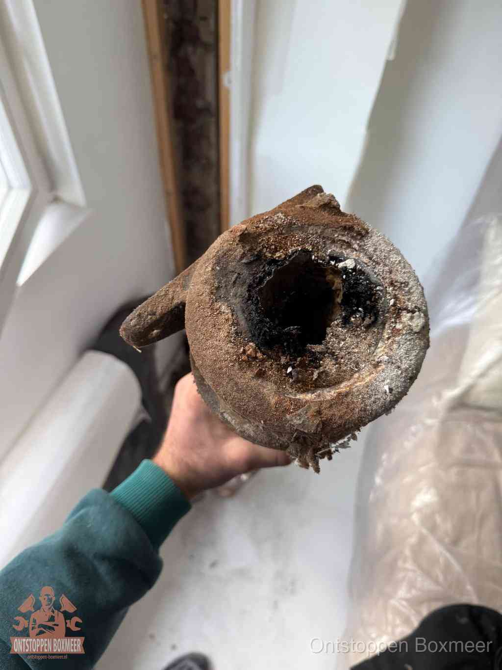 Een doorgezaagd stuk afvoerbuis dat vrijwel volledig is dichtgekoekt, het gevolg van een gootsteenverstopping te lang laten zitten in Boxmeer Een doorgezaagd stuk afvoerbuis dat vrijwel volledig is dichtgekoekt, het gevolg van een gootsteenverstopping te lang laten zitten in Boxmeer