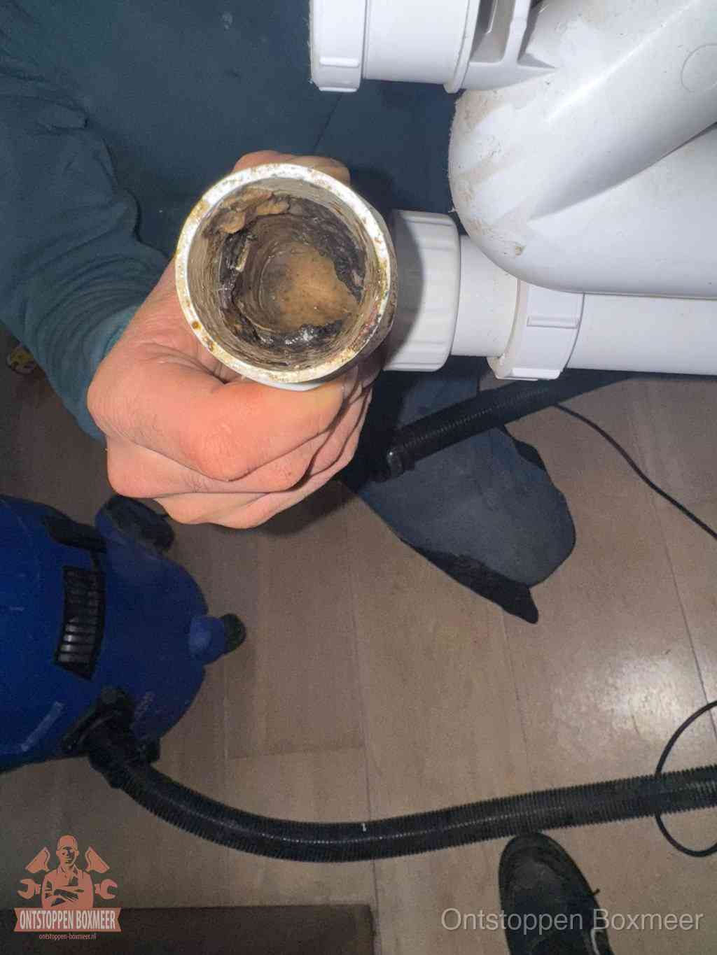 Een losgekoppeld afvoerbuisstuk dat van binnen volledig is dichtgeslibd, het gevolg van een verstopping te lang laten zitten in Boxmeer Een losgekoppeld afvoerbuisstuk dat van binnen volledig is dichtgeslibd, het gevolg van een verstopping te lang laten zitten in Boxmeer