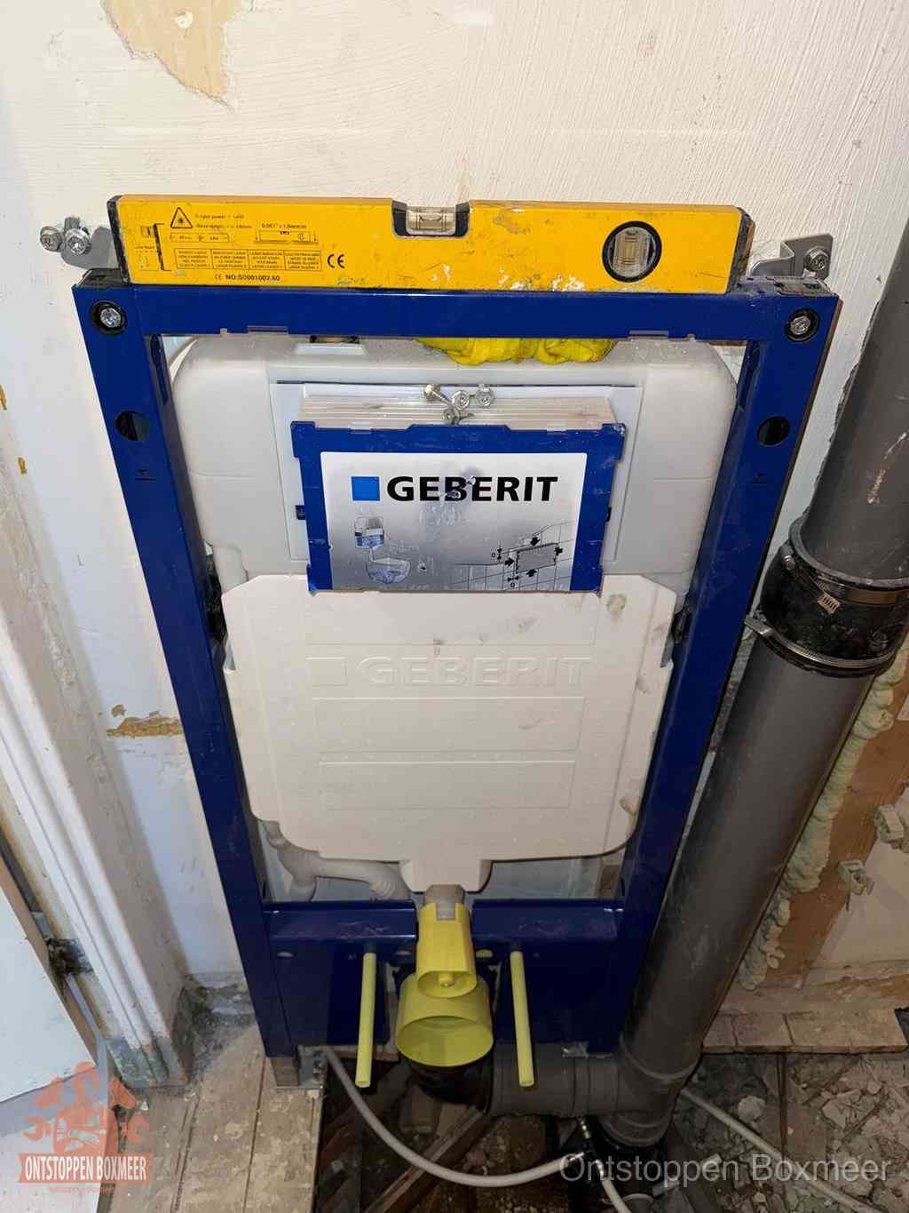 Een Geberit inbouwreservoir met frame voor een hangtoilet tegen de wand, met de afvoerbocht naar de vloer, kenmerkend voor een verstopt hangtoilet in Boxmeer Een Geberit inbouwreservoir met frame voor een hangtoilet tegen de wand, met de afvoerbocht naar de vloer, kenmerkend voor een verstopt hangtoilet in Boxmeer