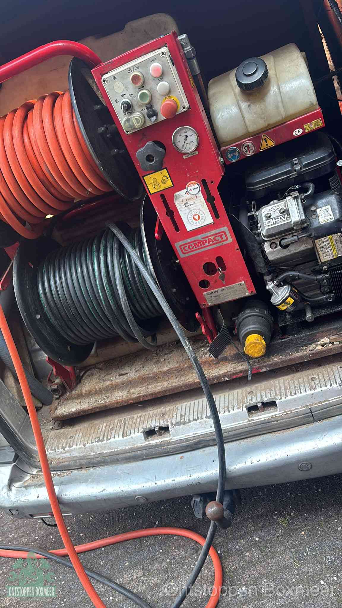 Een rood hogedruk-rioolreinigingstoestel in de laadbak van de bedrijfsbus, apparatuur voor een hardnekkige afvoerverstopping in Boxmeer