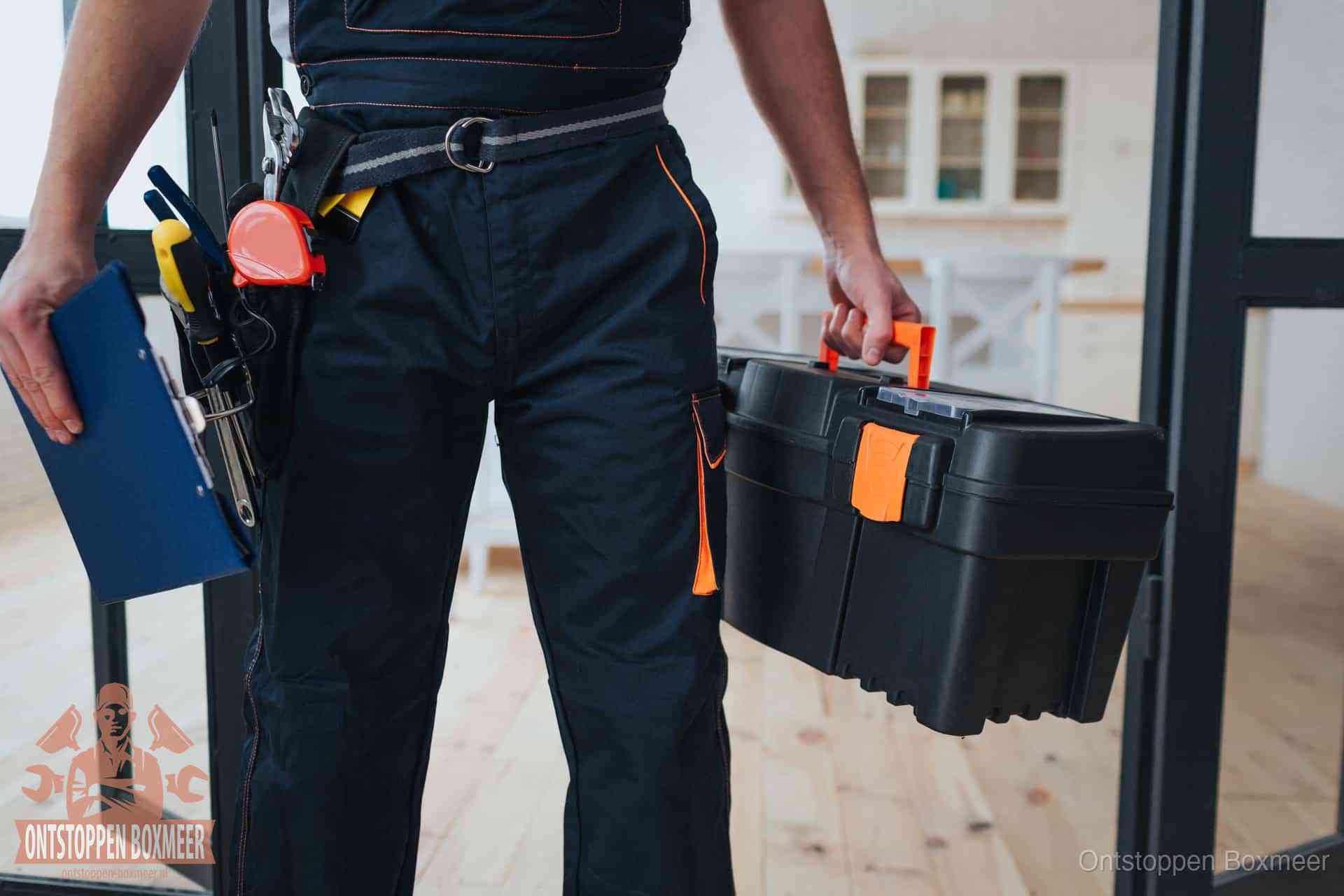 Een monteur met gereedschapsriem en klembord, klaar om een transparante prijs voor het wc ontstoppen in Boxmeer te geven Een monteur met gereedschapsriem en klembord, klaar om een transparante prijs voor het wc ontstoppen in Boxmeer te geven