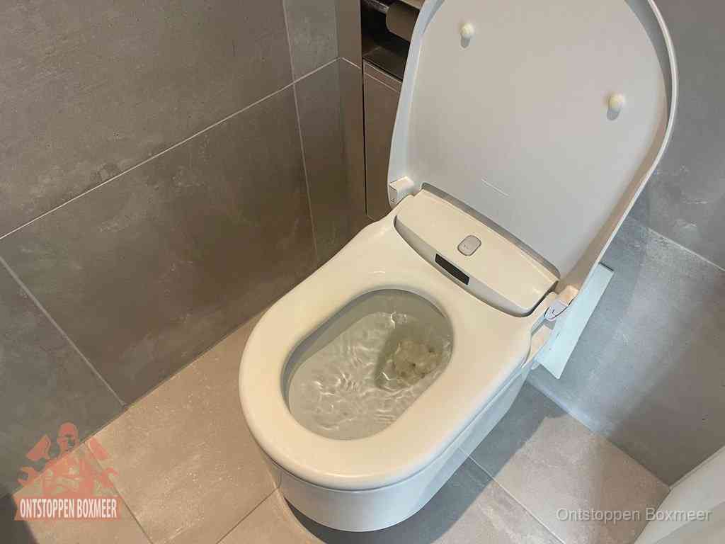 Een toiletpot vol troebel water met drijvend papier en restanten, de meest voorkomende oorzaak van een verstopte wc in Boxmeer Een toiletpot vol troebel water met drijvend papier en restanten, de meest voorkomende oorzaak van een verstopte wc in Boxmeer