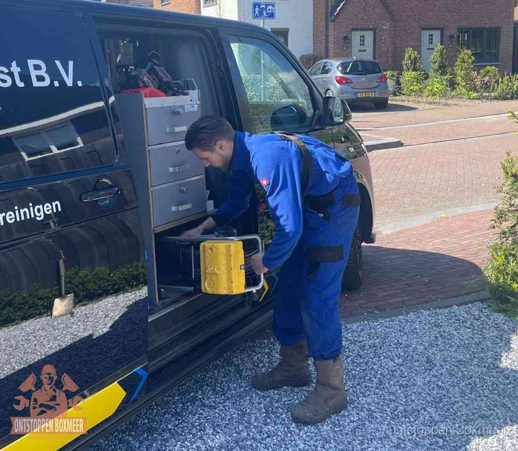 Een monteur pakt apparatuur uit de bedrijfsbus voor service aan huis, het moment om een professional in te schakelen in Boxmeer Een monteur pakt apparatuur uit de bedrijfsbus voor service aan huis, het moment om een professional in te schakelen in Boxmeer