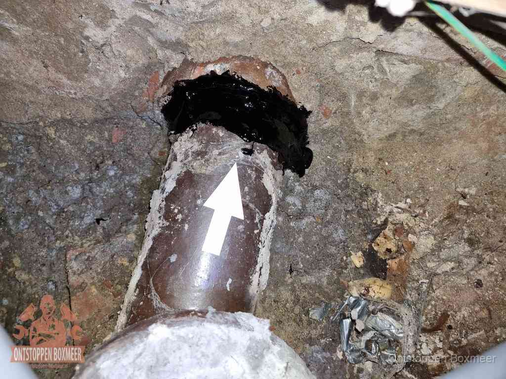 Een oude gres rioolbuis met een beschadigde koppeling onder de vloer, oorzaak van terugkerende structurele wc-problemen in Boxmeer Een oude gres rioolbuis met een beschadigde koppeling onder de vloer, oorzaak van terugkerende structurele wc-problemen in Boxmeer
