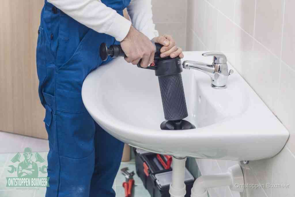 Een te ruwe doe-het-zelf poging met een hand-pomp op de afvoer van een badkamer-wastafel, een van de veelgemaakte fouten bij afvoer ontstoppen in Boxmeer