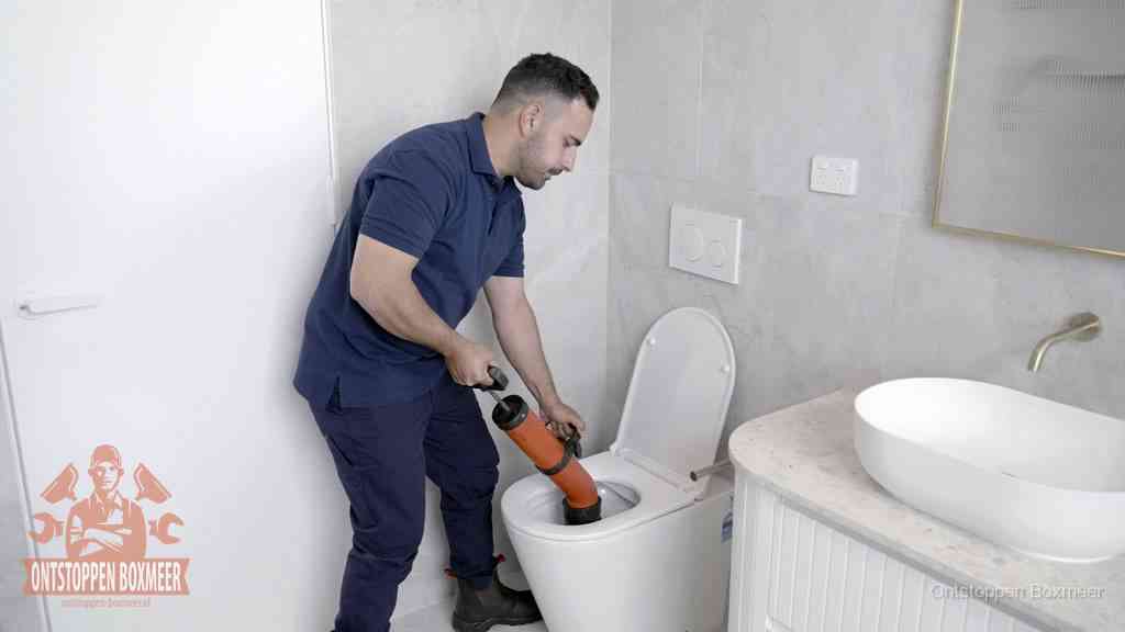 Een monteur gebruikt een handmatige perspomp (toiletontstopper) op een wandcloset tijdens het professioneel wc ontstoppen in Boxmeer Een monteur gebruikt een handmatige perspomp (toiletontstopper) op een wandcloset tijdens het professioneel wc ontstoppen in Boxmeer