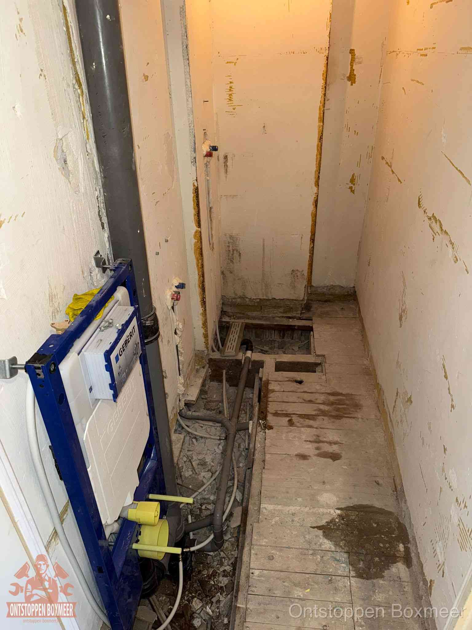 Een opgebroken toiletruimte tijdens renovatie met een Geberit inbouwreservoir en blootliggende oude afvoerleidingen, typisch voor oudere woningen in Boxmeer Een opgebroken toiletruimte tijdens renovatie met een Geberit inbouwreservoir en blootliggende oude afvoerleidingen, typisch voor oudere woningen in Boxmeer